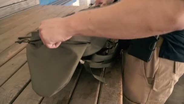 Yarı Otomatik Tüfek Soğuk Çelik Taşımak Için Taktik Sırt Çantası — Stok video