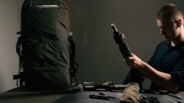 무기를 남자는 반자동 소총을 — 비디오