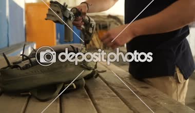 Dash çekim. Adam bir Dash yarı otomatik tüfekle vuruyor