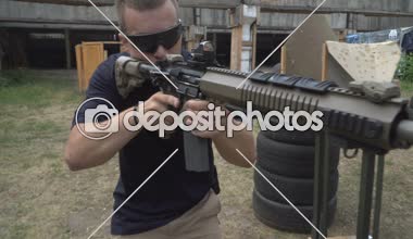 Dash çekim. Adam bir Dash yarı otomatik tüfekle vuruyor