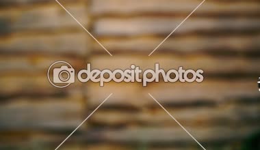 Bir çizgi içinde ateş. Adam bir Dash yarı otomatik tüfekle vuruyor