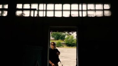 Bir çizgi içinde ateş. Adam bir Dash yarı otomatik tüfekle vuruyor