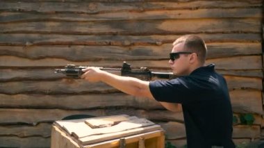 Bir çizgi içinde ateş. Adam bir Dash yarı otomatik tüfekle vuruyor