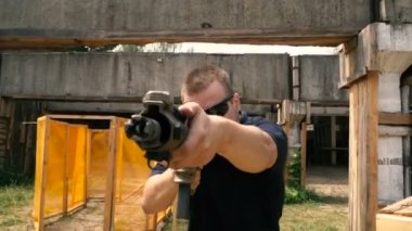 Bir çizgi içinde ateş. Adam bir Dash yarı otomatik tüfekle vuruyor