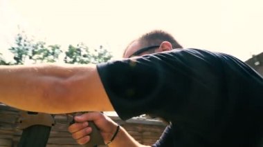 Bir çizgi içinde ateş. Adam bir Dash yarı otomatik tüfekle vuruyor