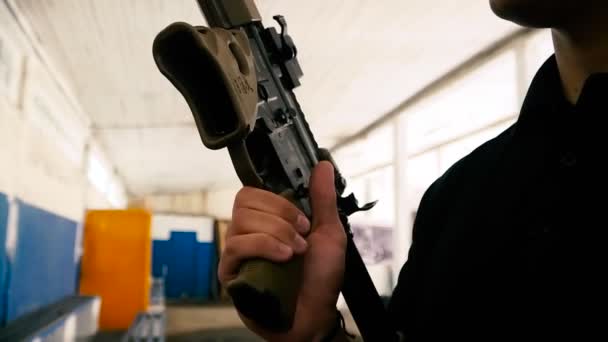 Disparando Guion Tipo Dispara Tablero Con Rifle Semiautomático — Vídeo de stock