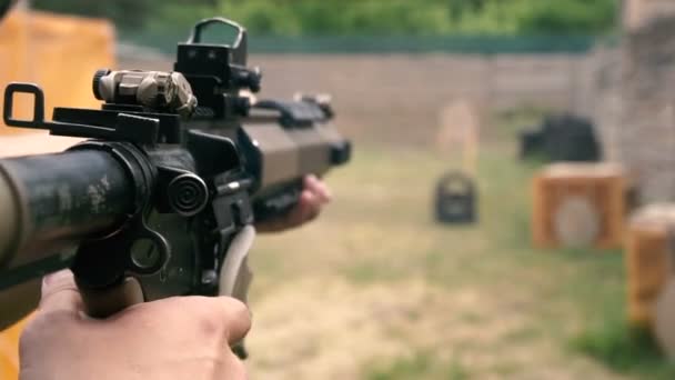 Shooting Dash Guy Shoots Dash Semi Automatic Rifle — Stock Video