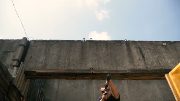 Стрілянина Дефісі Хлопець Стріляє Тирі Самозарядної Гвинтівки — стокове відео