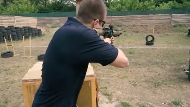 Disparando Guion Tipo Dispara Tablero Con Rifle Semiautomático — Vídeos de Stock