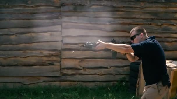 Disparando Guion Tipo Dispara Tablero Con Rifle Semiautomático — Vídeos de Stock