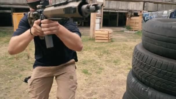 Disparando Guion Tipo Dispara Tablero Con Rifle Semiautomático — Vídeo de stock