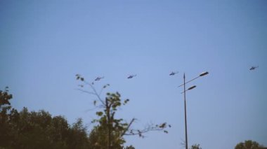 Askeri helikopter. Şehrin üzerinde askeri helikopter uçmak