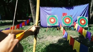 Okçuluk çekim. Hedef bir yay ile vurdular