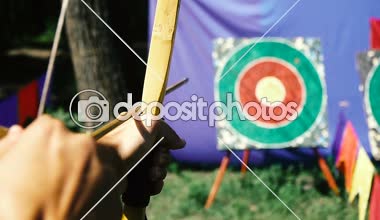 Okçuluk çekim. Hedef bir yay ile vurdular