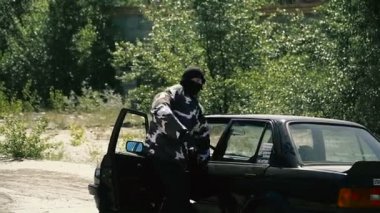 Suç. Suçlu bir tabanca ile ateş eder ve kaçıyor