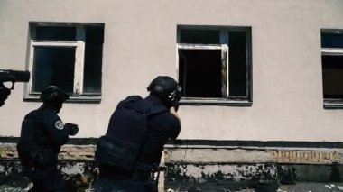 Özel Kuvvetler. Özel Kuvvetler binanın ele geçirmek. Eğitim