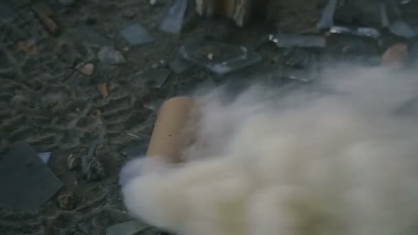 煙手榴弾 床の上を吸う煙手榴弾 — ストック動画