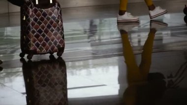 Havaalanı. İnsanlar metrelik bavul ile tekerlek üzerinde geçmek.