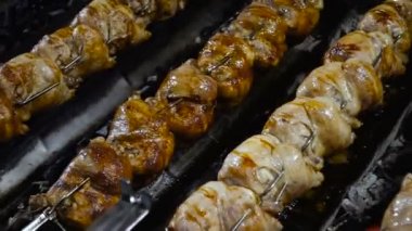 Izgara tavuk. Izgara tavuk şiş üzerinde