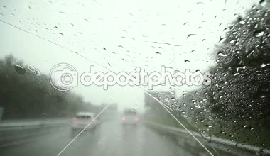 Yağmurlu havalarda araba gider.