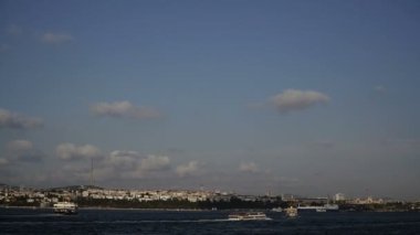 Deniz taşıma. Istanbul şehri fonunda tekne yelken