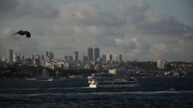 Deniz taşıma. Istanbul şehri fonunda tekne yelken