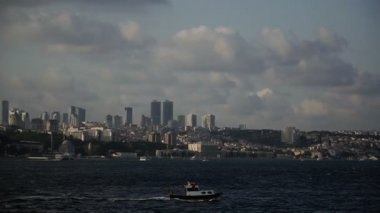 Deniz taşıma. Istanbul şehri fonunda tekne yelken