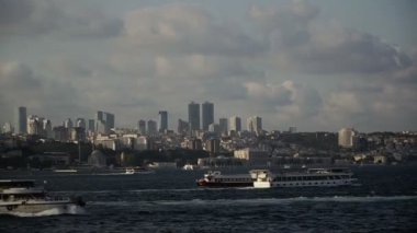 Deniz taşıma. Istanbul şehri fonunda tekne yelken