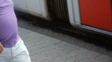 Tramvay. Bir tramvay geçiyor