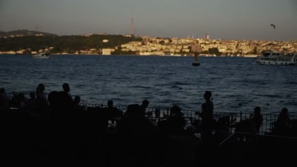 Restoran Deniz Üzerinde Nsan Siluetleri — Stok video