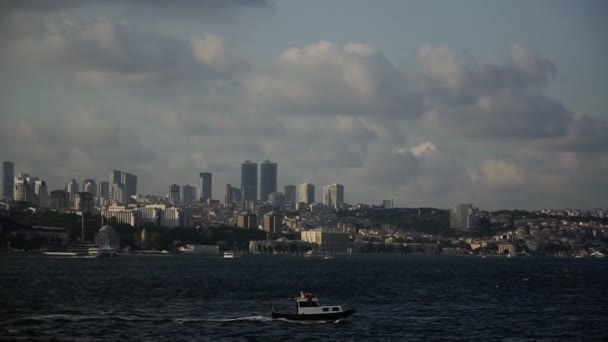 Deniz Taşıma Istanbul Şehri Fonunda Tekne Yelken — Stok video