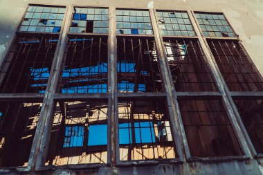 Kırık pencereli terk edilmiş bina