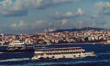 Deniz taşıma. Istanbul şehri fonunda tekne yelken