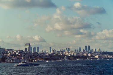 Deniz taşıma. Istanbul şehri fonunda tekne yelken