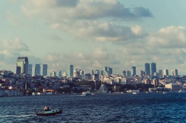 Deniz taşıma. Istanbul şehri fonunda tekne yelken