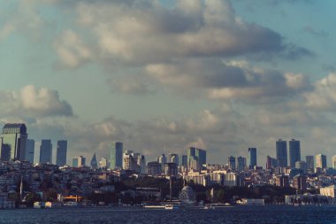 Deniz taşıma. Istanbul şehri fonunda tekne yelken
