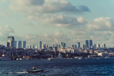 Deniz taşıma. Istanbul şehri fonunda tekne yelken