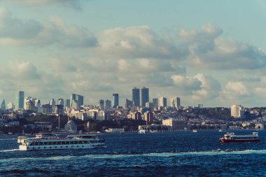 Deniz taşıma. Istanbul şehri fonunda tekne yelken