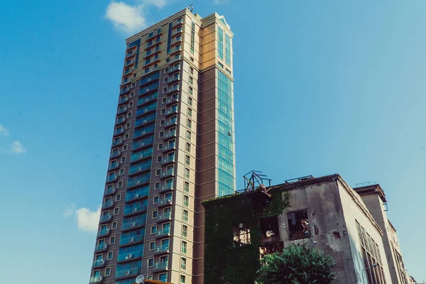 Vlastnost Nová Budova Stojí Vedle Opuštěného Starého Domu — Stock fotografie