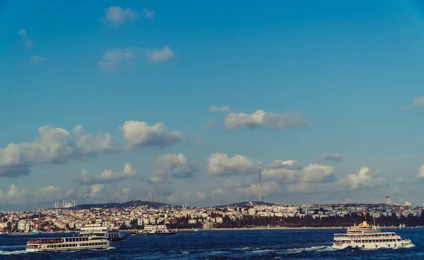 Deniz Taşıma Istanbul Şehri Fonunda Tekne Yelken — Stok fotoğraf