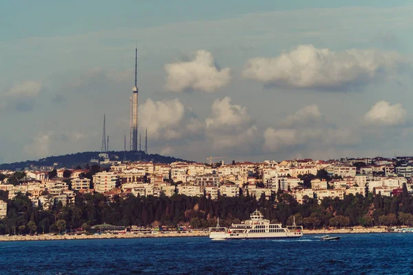 Deniz Taşıma Istanbul Şehri Fonunda Tekne Yelken — Stok fotoğraf