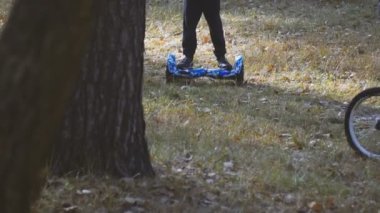 Giroboard. Çocuk bir gyroboard park gezintisi