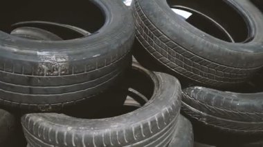 Araba lastikleri. Eski araba lastikleri depo