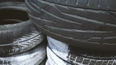 Araba lastikleri. Eski araba lastikleri depo