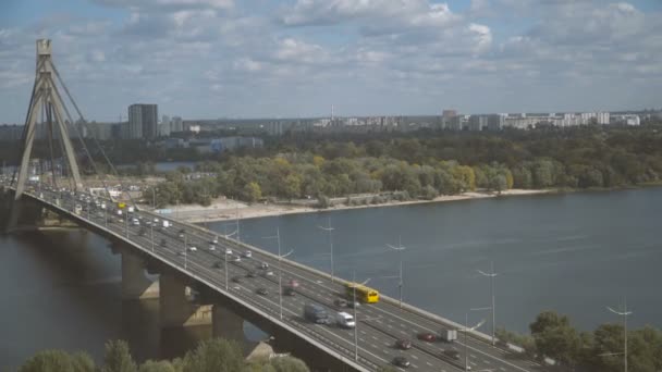 Brücke Die Brücke Über Die Der Straßenverkehr Blick Von Oben — Stockvideo