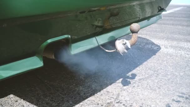 Καπνίζει Σωλήνα Εξάτμισης Αυτοκινήτων — Αρχείο Βίντεο