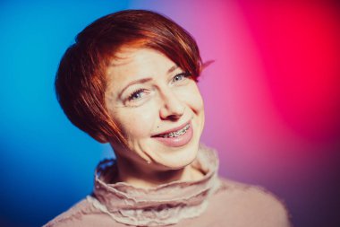 Kaşlı ayraçlar kadınla