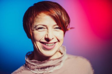 Kaşlı ayraçlar kadınla