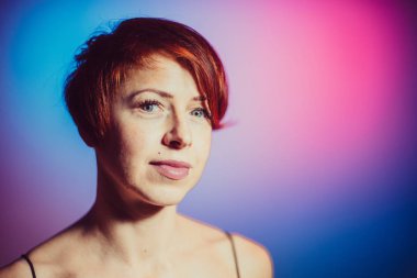 Portre. Kısa saç kesimi olan bir kadın portresi