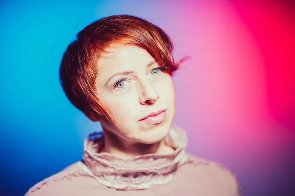 Portrait Portrait Femme Avec Une Coupe Cheveux Courte — Photo